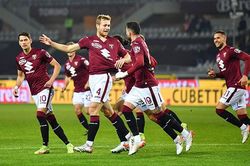 Soi kèo nhà cái Torino vs Fiorentina. Nhận định, dự đoán bóng đá Serie A (23h00, 10/1)