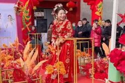 MC đuổi cô dâu khỏi sân khấu, dân tình nín thở hóng chuyện
