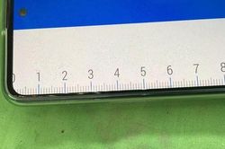Người đàn ông tự cầm cây đinh dài 4cm đóng vào đầu