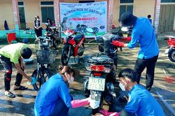 Rửa xe gây quỹ giúp trẻ khuyết tật