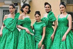 Những pha tạo dáng 'khó đỡ' của Hòa Minzy bên dàn hậu có chiều cao khủng làm fan cười ngất