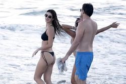 Bạn gái kém 23 tuổi vui đùa bên Leonardo DiCaprio, quyến rũ ngất ngây với bikini