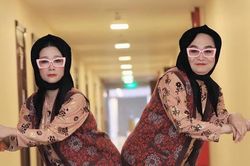 NSND Thanh Thanh Hiền trở lại sân khấu cùng Xuân Hinh, hóa hai bà cụ 'xì tin'
