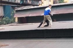 Cảnh người đàn ông phá cửa sổ, cứu bé gái khỏi ngôi nhà đang cháy