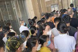Hàng trăm người dân ở TP Thủ Đức chen lấn hàng giờ vẫn không được tiêm vaccine