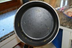 Mua chảo chống dính về được 3 bữa đã xước hết, con dâu 'tái mặt' khi mẹ chồng chê đoảng