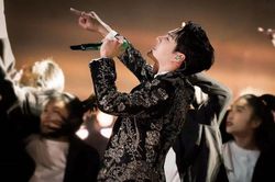 Dư âm màn live '20' như vở nhạc kịch của Vương Nhất Bác: Khác xa 'Vô cảm'