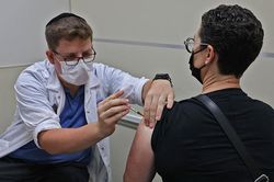 Tiêm nhiều mũi tăng cường vaccine COVID-19 có thể gây họa?