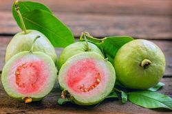 Ổi nhiều vitamin C gấp 4 lần cam, nhưng 4 nhóm người này cần hạn chế