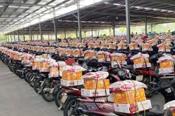Doanh nghiệp bí mật buộc quà Tết tận xe cho công nhân