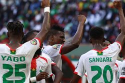 Soi kèo nhà cái Cape Verde vs Burkina Faso. Nhận định, dự đoán bóng đá châu Phi (02h00, 14/1)