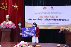 Trao thêm 3.000 cây gậy trắng cho Hội Người mù Việt Nam