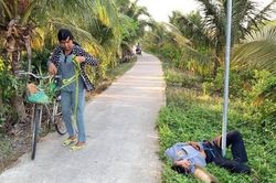 Chồng say rượu nằm giữa đường, cô vợ vất vả vác về nhà
