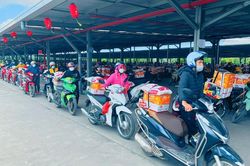 Cảnh tặng quà tết tận xe công nhân khiến nghìn người… ấm lòng