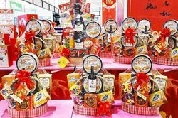 'Chóng mặt' với thị trường giỏ quà Tết