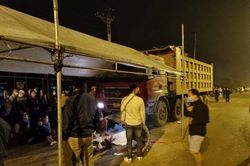 Va chạm kinh hoàng với ô tô tải, cả 4 người trong gia đình tử vong