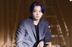 Jungkook (BTS) bị 'bắt quả tang' nhìn say đắm cô gái này, khoảnh khắc bị phát hiện mới đáng chú ý