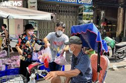 Người Sài Gòn chung tay 'giải cứu' thanh long giúp nông dân
