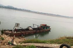 Bắt 2 tàu khai thác cát trái phép trên sông Đà