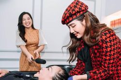 Huyền Lizzie diện vest dạ cực phong cách đi... gội đầu cho mẹ Nga (Thương Ngày Nắng Về)