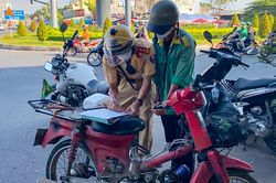 Người giao gas phân trần khi bị CSGT TP.HCM giữ xe