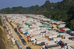 'Làm luật' cho xe hàng thông quan với giá 300 triệu đồng