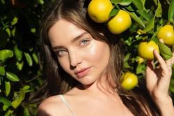 Miranda Kerr tôn thờ dòng mỹ phẩm chữa lành