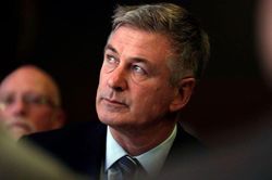 Alec Baldwin giao nộp điện thoại để phục vụ điều tra