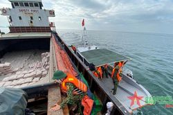 Khắc phục sự cố tàu hàng có nguy cơ bị chìm trên vùng biển Cù Lao Chàm