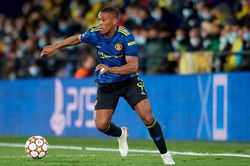 Cầu thủ và huấn luyện viên Man Utd chỉ trích nhau giữa 'bàn dân thiên hạ'
