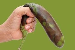 Người đàn ông bẻ gãy 'cậu nhỏ' khi tự sướng