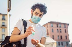 Nghiên cứu chứng minh con người trông hấp dẫn hơn khi… đeo khẩu trang