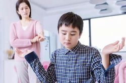 Cha mẹ khủng hoảng vì con như 'biến thành người khác' khi đến tuổi dậy thì