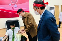Thứ trưởng Bộ Y tế bày tỏ cảm phục những người vượt qua đại dịch COVID-19 hiến máu cứu người