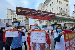 Nước mắt 'blouse trắng'