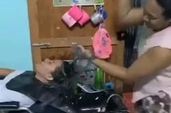 Vừa gội đầu vừa 'múa quyền', chủ tiệm làm khách bật dậy bỏ chạy