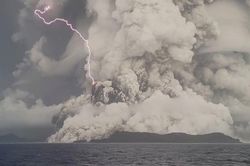 Tonga: Cảnh tượng như tận thế sau vụ núi lửa phun với sức mạnh 1.000 quả bom nguyên tử