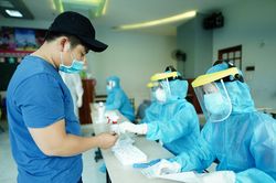 Người từng mắc COVID-19 khi nào nên đi khám?