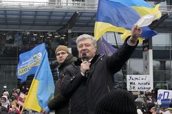 Cựu Tổng thống Ukraine Poroshenko về nước hầu tòa