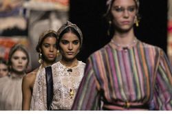 Tuần lễ thời trang Paris quyết tâm 'hồi sinh' sàn catwalk