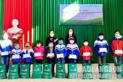 Vietcombank Lạng Sơn trao 120 suất quà tết cho hộ nghèo, học sinh có hoàn cảnh khó khăn tại huyện Bắc Sơn, Bình GiaTin khácĐảm bảo cung ứng hàng hóa dịp tếtQuy định 37 về những điều đảng viên không được làm: Lăng kính để đảng viên tự soi, tự sửa