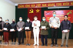 Tặng quà Tết cho hộ nghèo, hộ chính sách có hoàn cảnh khó khăn