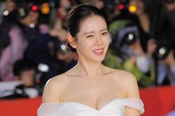 Diện váy trắng không phải cứ theo style ngây thơ, nhìn sao Hàn ăn diện gợi cảm này bạn sẽ rõ