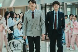 Bi Rain, Kim Bum trong 'bác sĩ ma' lên đồ đồng điệu, fan 'hú hét' 'đẩy thuyền'