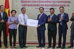 Trao tặng quà Tết tới cộng đồng tại Campuchia gặp khó khăn do ảnh hưởng của dịch Covid-19
