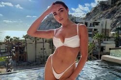Hoa hậu bị yêu cầu mặc thêm áo khi lên máy bay diện bikini nhỏ xíu