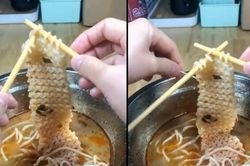 Một người đan khăn bằng… sợi mỳ ăn liền, nhận vô số lời khen nhưng sao vẫn có người chê?