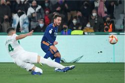 Eden Hazard tỏa sáng, Real Madrid ngược dòng kịch tính trước Elche