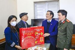 Bí thư Tỉnh ủy Bùi Minh Châu thăm, tặng quà chúc Tết tại huyện Phù Ninh