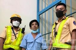 CSGT TPHCM truy nóng kẻ cướp giật, thu giữ 2 ĐTDĐ xịn trong người
